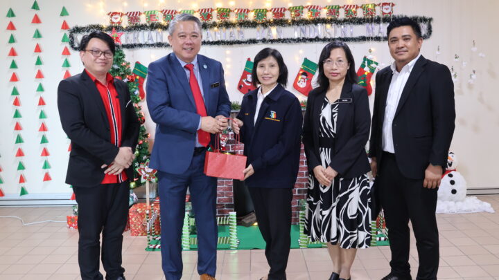 Penyampaian hadiah saguhati kepada Pengarah Jabatan Cetak selaku Pengadil Hiasan Krismas Pejabat Terbaik 2024