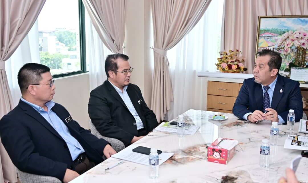 YB Menteri bersama Setiausaha Tetap MAFFI, Pengurus Besar KPD, LPBS dan Pengarah Jabatan Perkhidmatan Veterinar