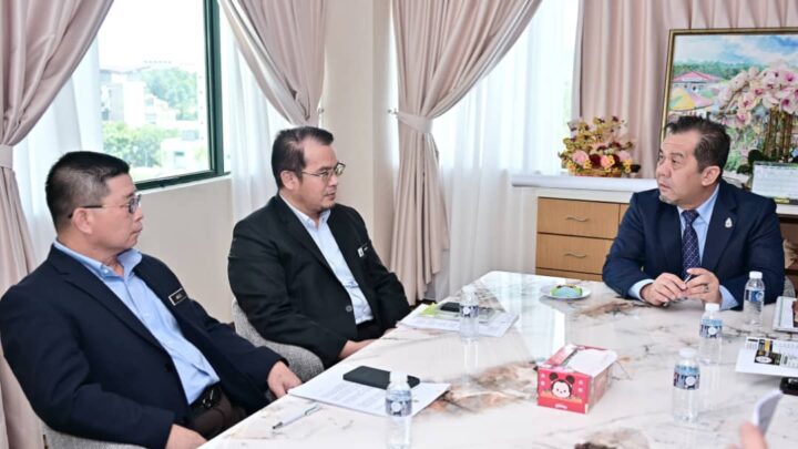 YB Menteri bersama Setiausaha Tetap MAFFI, Pengurus Besar KPD, LPBS dan Pengarah Jabatan Perkhidmatan Veterinar
